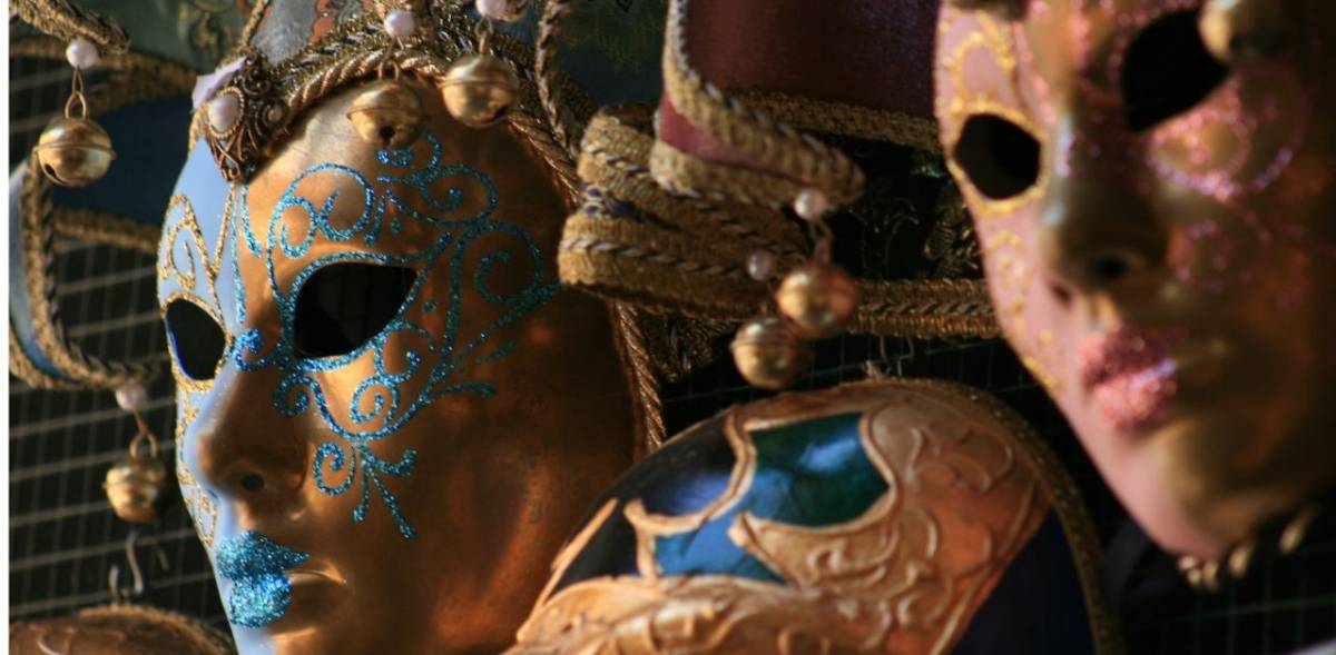 Sotto il travestimento del Carnevale deve esserci la nostra vera identità. Non un'altra maschera